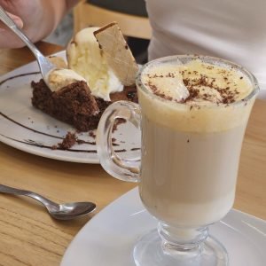 Brownie con helado y capuccino