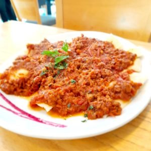 Ravioles con bolognesa