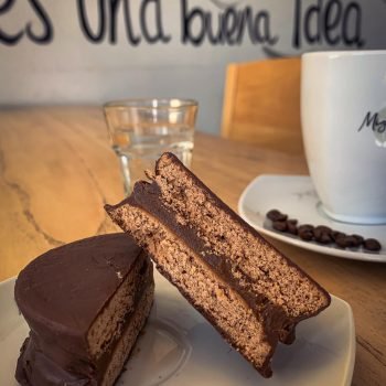 alfajor de chocolate en migliore cafe