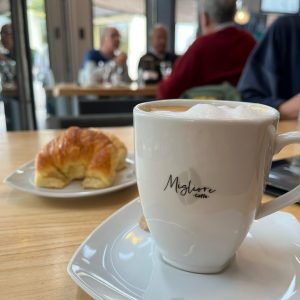 cafe con leche o lagrima doble en migliore bahia blanca