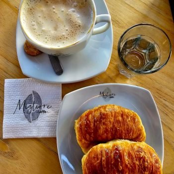 cafe con leche y dos medialunas