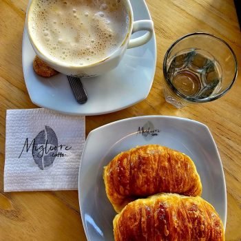 cafe-con-leche-y-dos-medialunas.jpeg