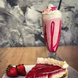 tarta de frutillas con milkshake